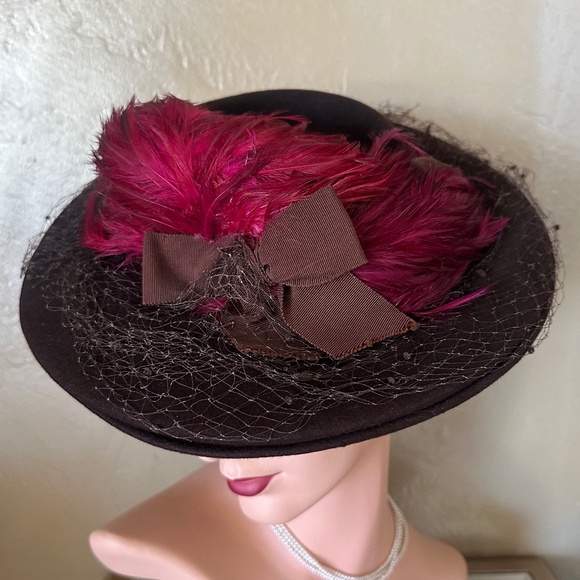 OPULENT 1940s\' BROWN FELT TILT HAT WITH GROSGRAIN BOW, VEIL & FUCHSIA FEATHERS main image 13